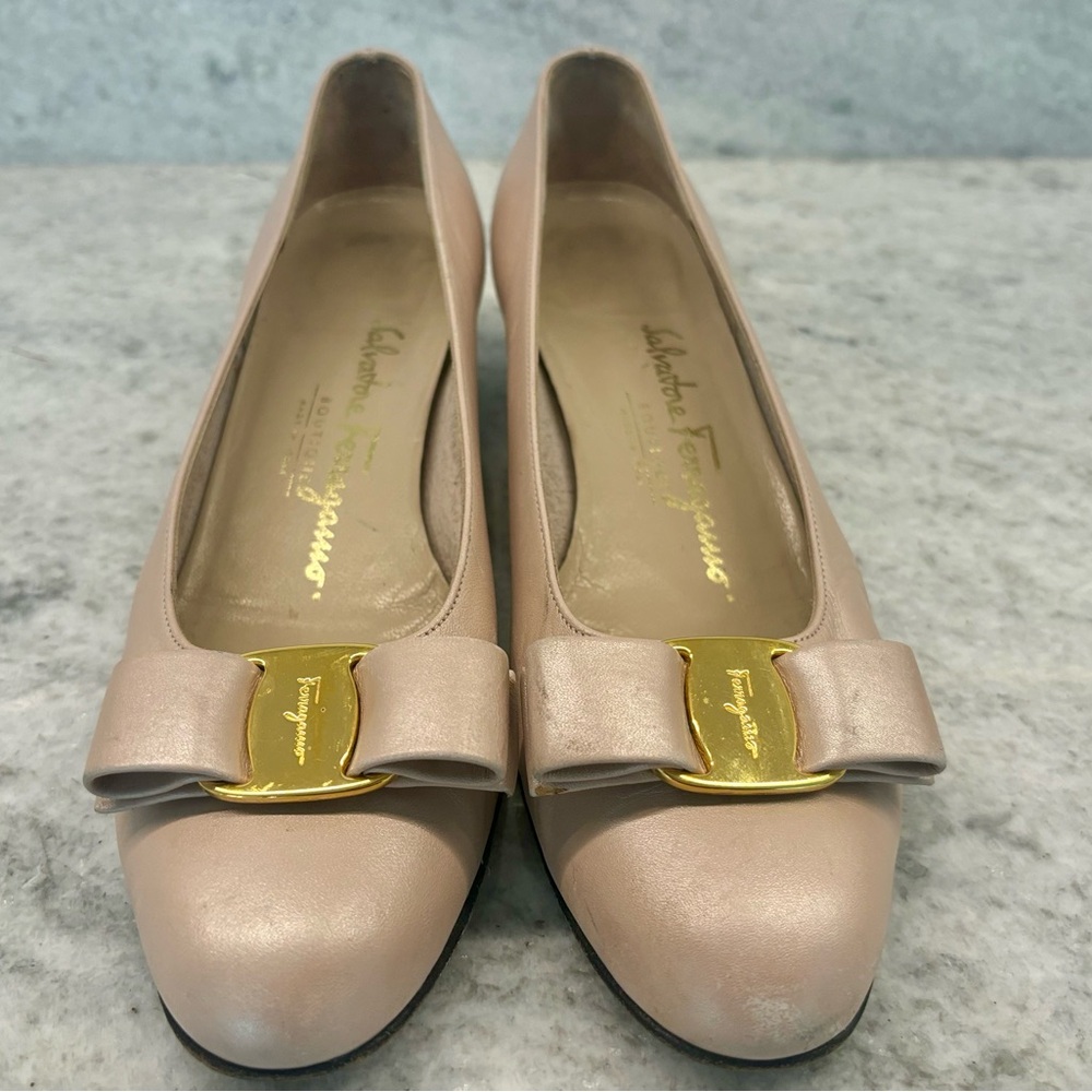Salvatore Ferragamo Vara Bow Heels in soft pink oyster, size 6B - Picture 7 of 13